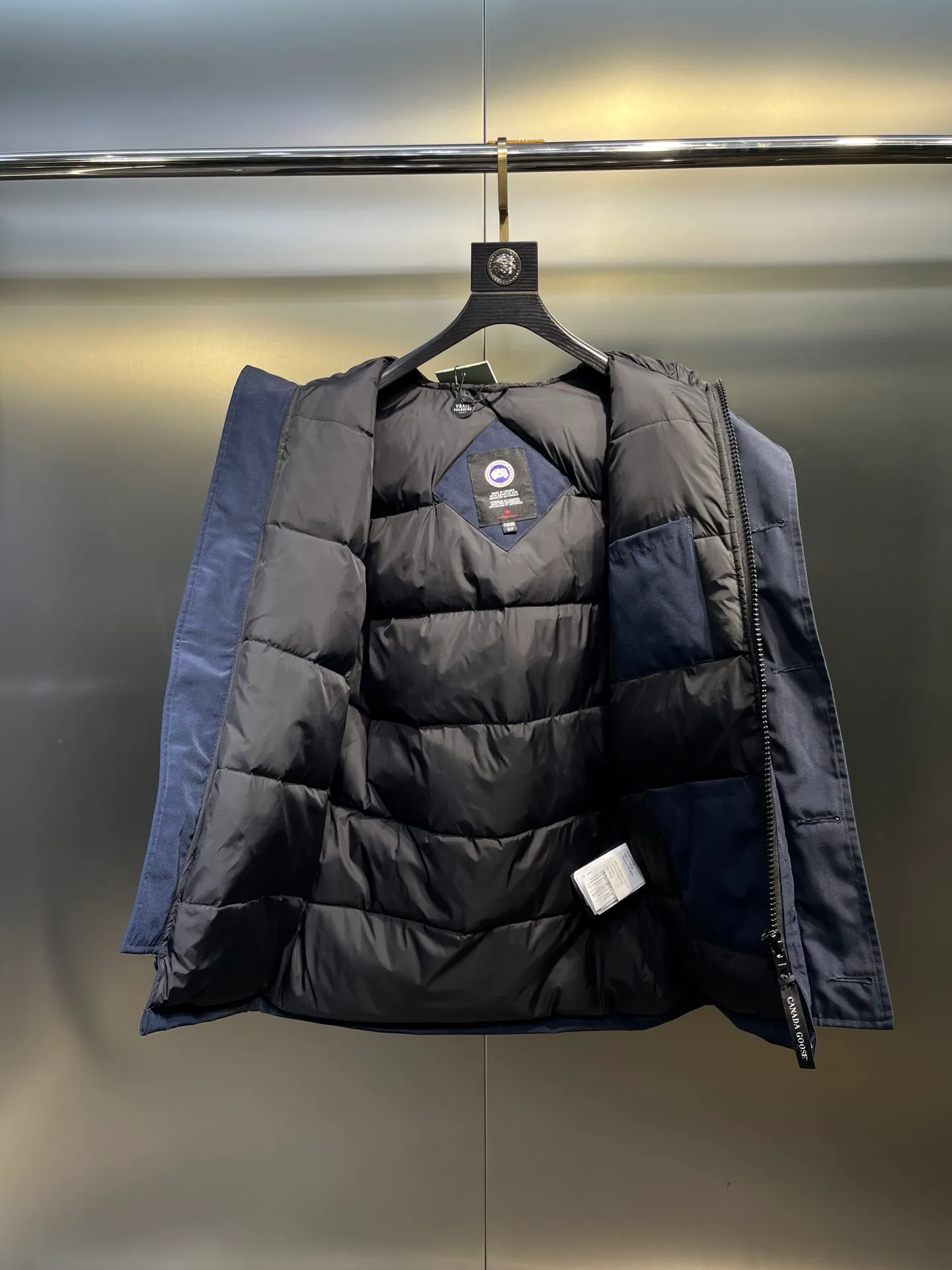P860 Canada Goose model 06, the same model as the famous star, men's and women's models, with cold-proof flannel on the collar, close to the head and neck, comfortable and warm! The fabric is made of high-density nano-level waterproof fabric, which is windproof and wear-resistant and has a certain thickness! Seamless threaded cuffs! Avoid hard knots! It doesn’t matter how low the temperature is this winter, one piece is enough. I’ll give you the wind and temperature! Contains pure duck down, sufficient quantity, unique fashion design + waterproof craft fabric + big brand YKK double zipper pullers, real photos, upright style quality, regardless of the external standard and the internal content, you can feel free to compare it with the softer, easier to wrinkle and lighter version on the market!  size：s-xxl